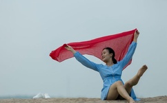 男朋友半夜把我的腿打开了